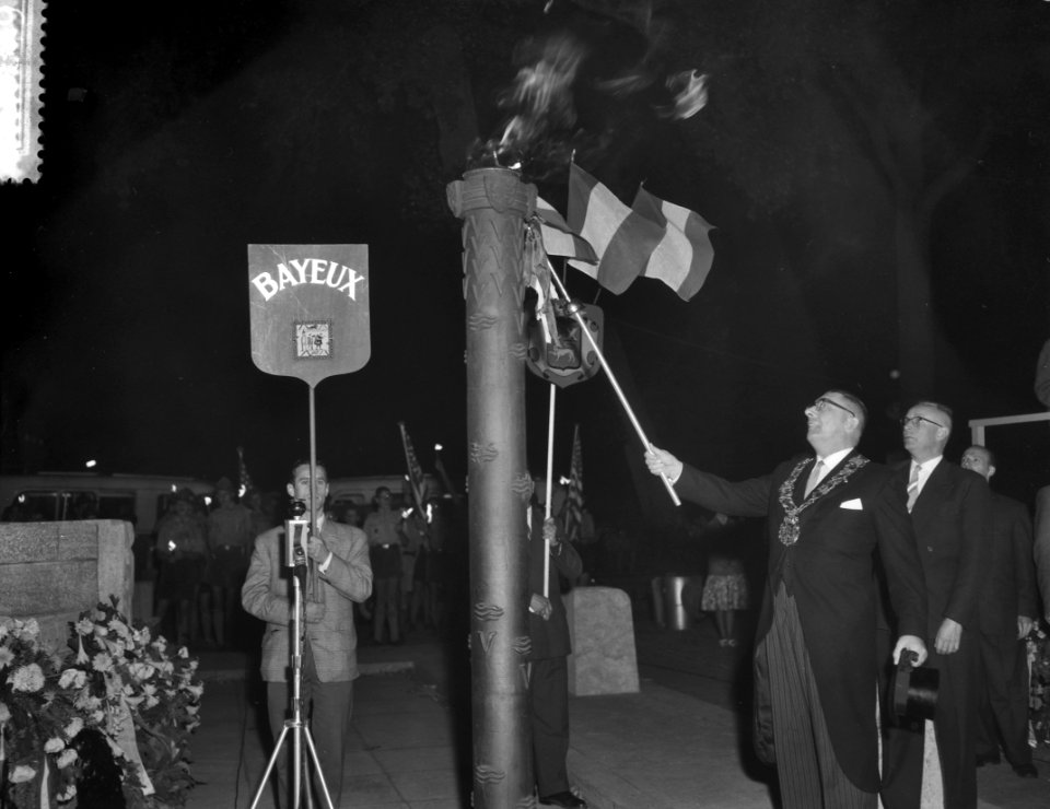 Eindhoven herdenkt zijn bevrijding, loco burgemeester Drs FJW Gijzels ontste, Bestanddeelnr 910-6849