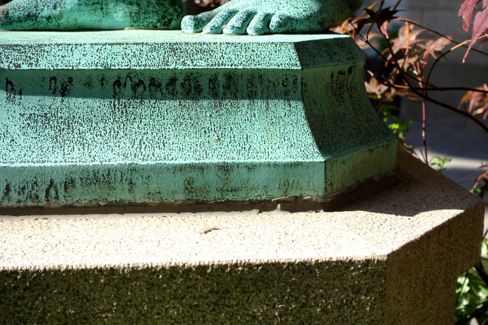 Eko by Gusten Lindberg (1852-1932), signature, 1911 - Strandvägen, Stockholm, Sweden - DSC09688