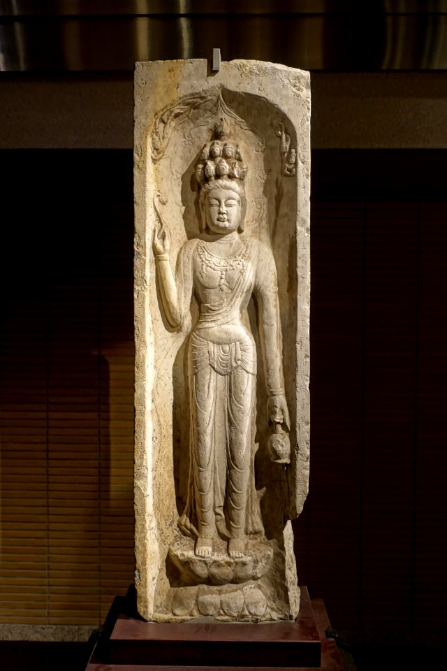 Ekadasamukha (eleven-faced Avalokitesvara) in a niche, 1 of 2, Baoqingsi temple, Xi'an, Shaanxi province, China, Tang dynasty, dated 703 AD, limestone - Tokyo National Museum - Tokyo, Japan - DSC08683