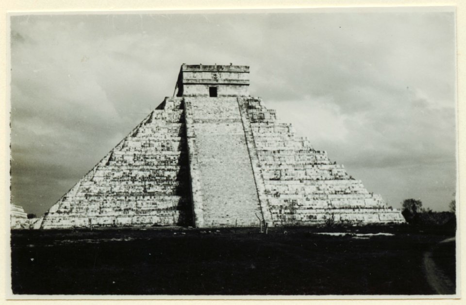 El Castillo , den centrala pyramiden. T. v. krigarens tempel - SMVK - 0307.f.0017