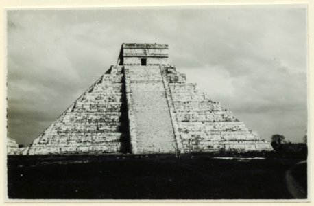 El Castillo , den centrala pyramiden. T. v. krigarens tempel - SMVK - 0307.f.0017