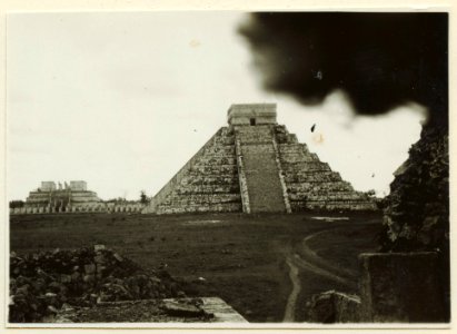 El Castillo , den centrala pyramiden. T. v. krigarens tempel - SMVK - 0307.f.0016
