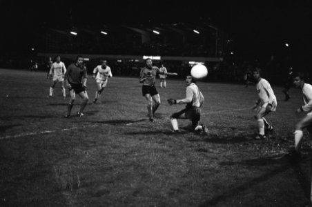 EK halve finale Jong Oranje tegen Jong Rusland 1-0 links Jan Deinzen, tweede v, Bestanddeelnr 928-6065