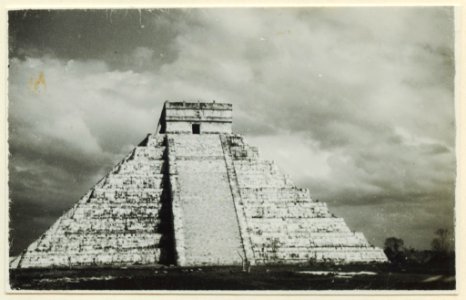 El Castillo , den centrala pyramiden. T. v. krigarens tempel - SMVK - 0307.f.0018