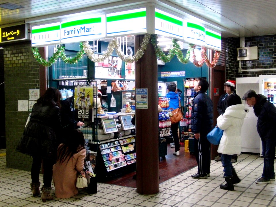 Eki-Fami Honmachi station platform (Ver.Xmas)