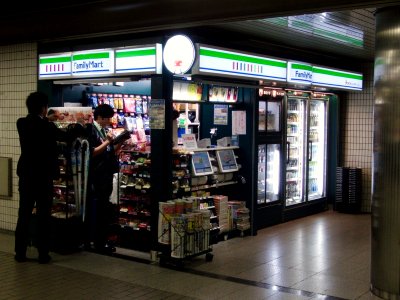 Eki-Fami Namba station platform