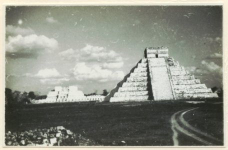 El Castillo , den centrala pyramiden. T. v. krigarens tempel - SMVK - 0307.f.0003