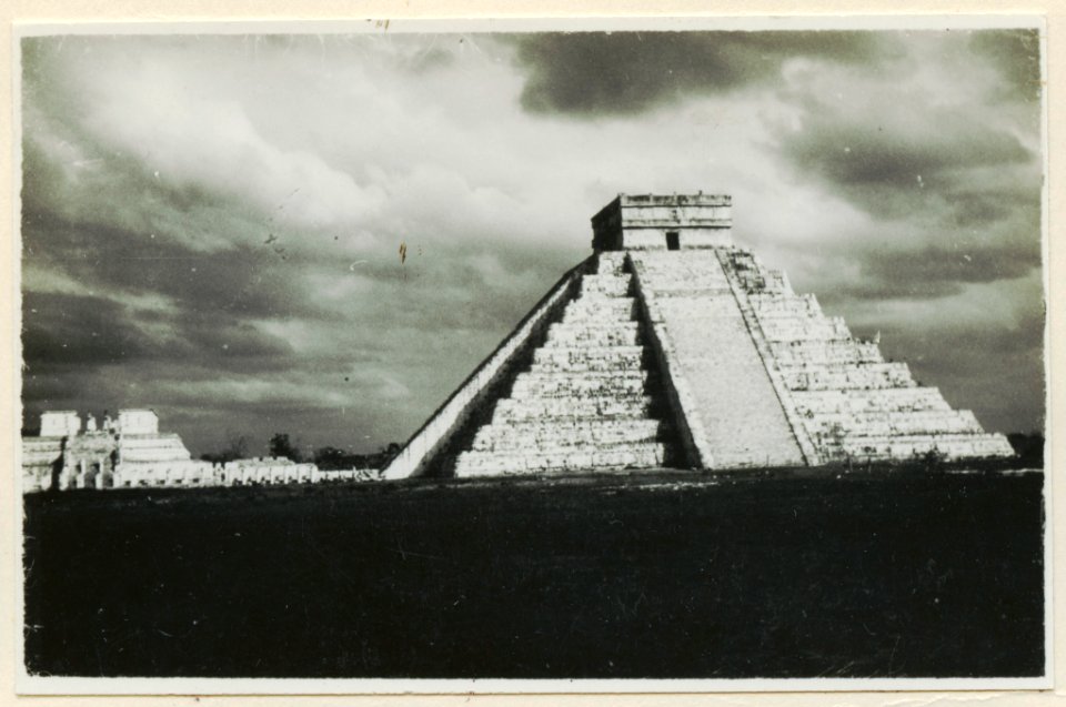 El Castillo , den centrala pyramiden. T. v. krigarens tempel - SMVK - 0307.f.0001