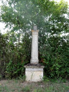 Eix (Meuse) croix de chemin cassée