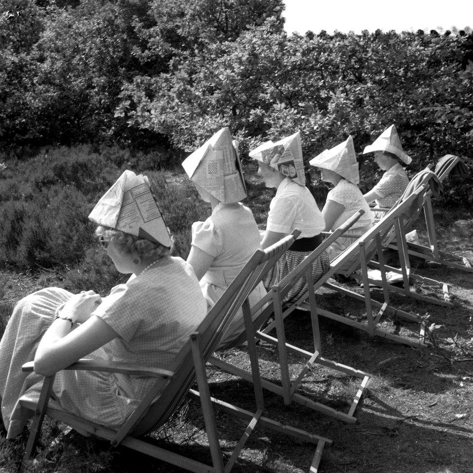 Eindelijk zomer dames met papieren mutsen, Bestanddeelnr 906-6509