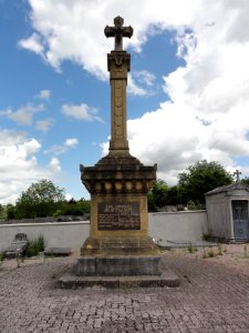 Einville-au-Jard (M-et-M) croix monument aux morts au cimetière