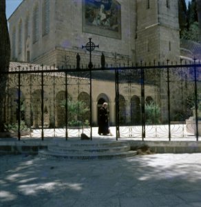 Ein Kerem. Kerk van de Visitatie een franciscaner monnik veegt het plein bij de, Bestanddeelnr 255-9302