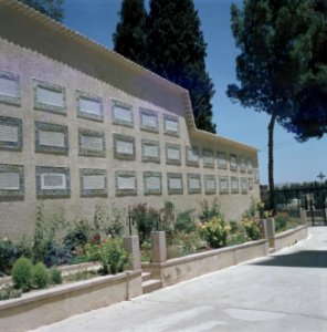 Ein Karem Kerk van de Visitatie muur met daarop aangebracht plakettes met het , Bestanddeelnr 255-9206