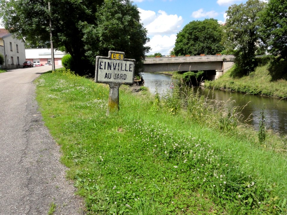 Einville-au-Jard (M-et-M) panneau d'entrée et voie verte du canal de la Marne au Rhin