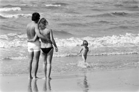 Eindelijk weer strandweer gezin op strand Zandvoort, Bestanddeelnr 929-8571