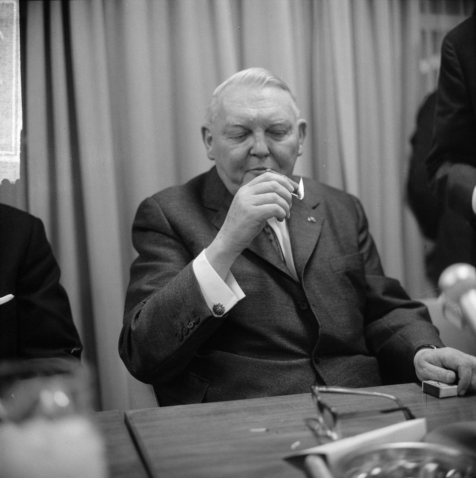 Einde bezoek bondskanselier dr Ludwig Erhard en gaf persconferentie in het Haag, Bestanddeelnr 916-1323