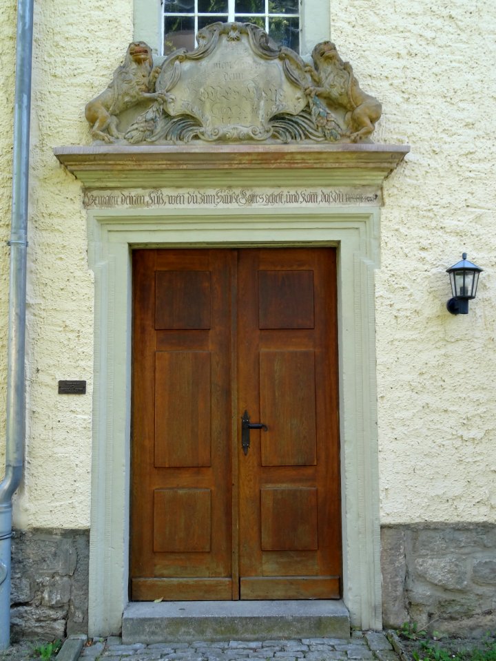 Eingang zur Kirche in Niederroßla