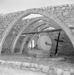 Ein Hod. Open, stenen maalbedrijf met spitse bogen met daaronder een enorme mole, Bestanddeelnr 255-2757