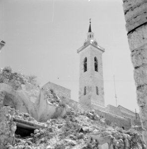 Ein Karem. Ruines met daar bovenuit de toren van de kerk van de Visitatie met in, Bestanddeelnr 255-2796