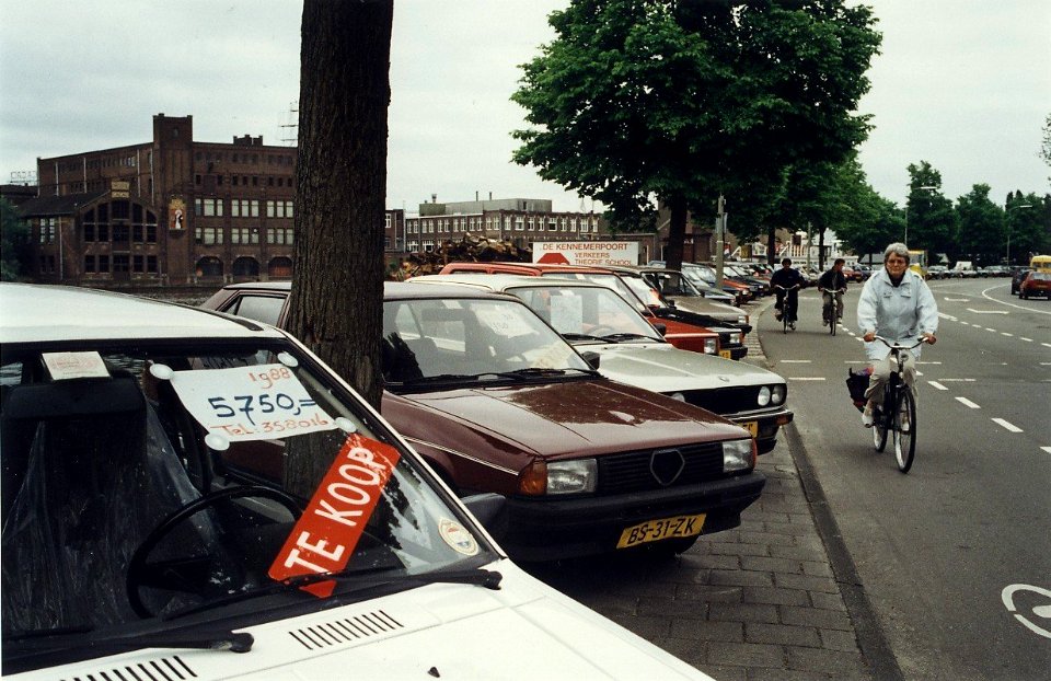 Einde aan autohandel langs de Spaarndamseweg, juli 1995. Aangekocht in 1996 van United Photos de Boer bv. - Negatiefnummer 41496 kc 4 a. - Gepubliceerd in het Haarlems Dagblad van 04.07.1995. Identifi