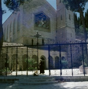 Ein Kerem. Kerk van de Visitatie een franciscaner monnik veegt het plein bij de, Bestanddeelnr 255-9312