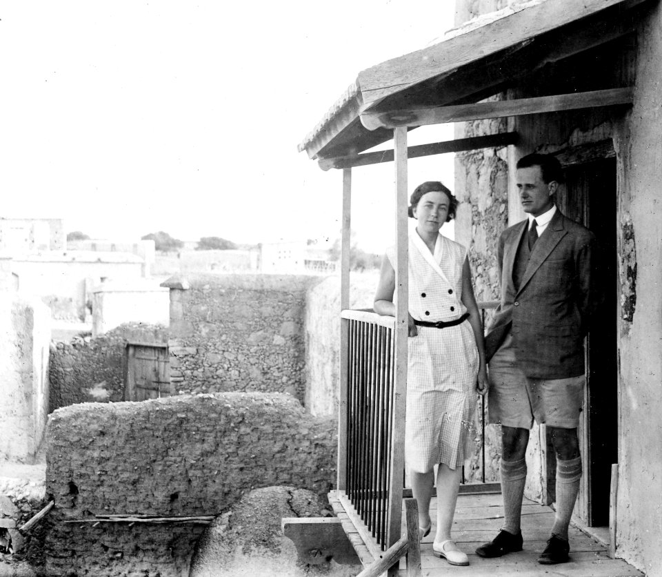 Einar och Vivi Gjerstad på besök. Ajia Irini. exteriör. Αγια Ειρηνη - SMVK - C02479