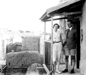 Einar och Vivi Gjerstad på besök. Ajia Irini. exteriör. Αγια Ειρηνη - SMVK - C02479