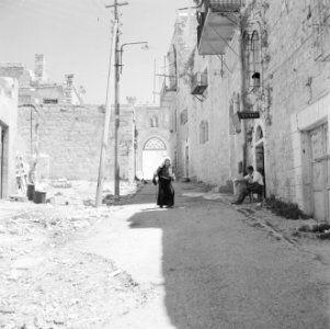 Ein Karem. Straatbeeld weg die naar een poort leid met daarboven een beeldnis m, Bestanddeelnr 255-2797