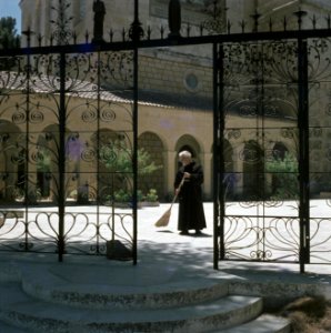 Ein Kerem Kerk van de Visitatie een franciscaner pater veegt het plein bij de , Bestanddeelnr 255-9213