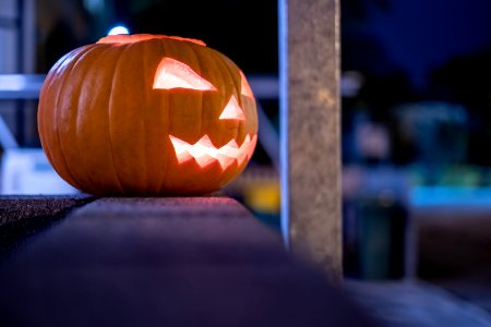 Ein Kürbis an Halloween 2019 in der Ebertstraße in Tübingen