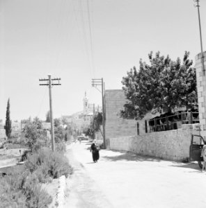 Ein Karem. Straatbeeld weg waarlangs telefoonpalen met aan het einde de kerk va, Bestanddeelnr 255-2798