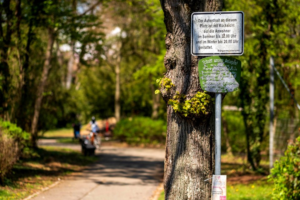 Eingang zum Volksgarten in Tübingen von der Ebertstraße aus