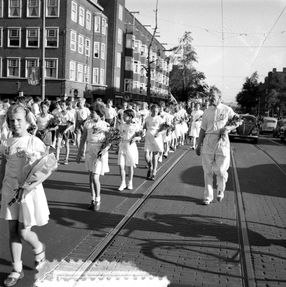 Einde avondvierdaagse met bloemen, Bestanddeelnr 907-1896