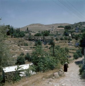 Ein Kerem Hellende weg die naar het dorpscentrum met de kerk van de Visitatie l, Bestanddeelnr 255-9211
