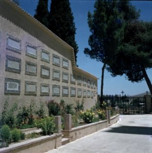 Ein Kerem. Kerk van de Visitatie muur met daarop aangebracht plakettes met het , Bestanddeelnr 255-9209