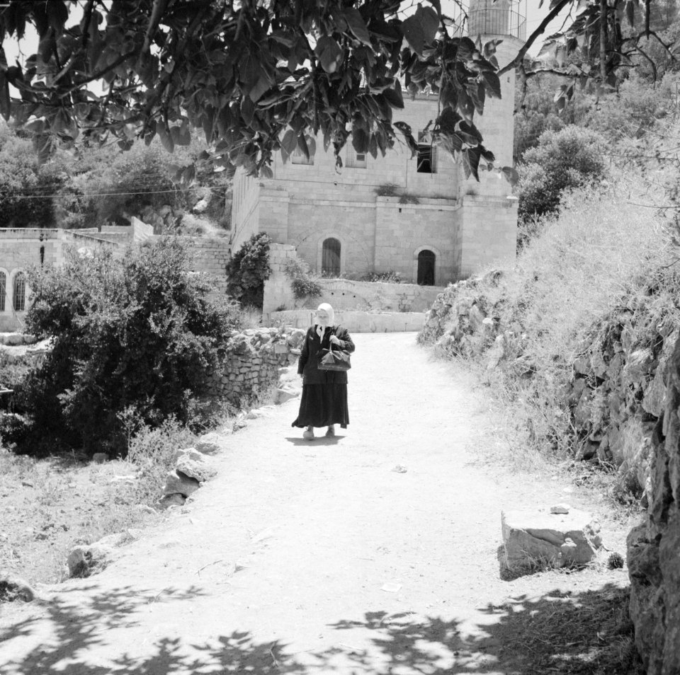 Ein Karem. Straatbeeld weg met op de achtergrond de Heilige Bron met de daaraan, Bestanddeelnr 255-2799