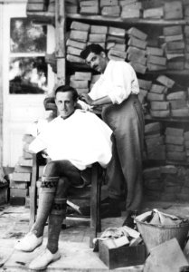 Einar Gjerstad blir klippt. Nicosia - SMVK - C02599