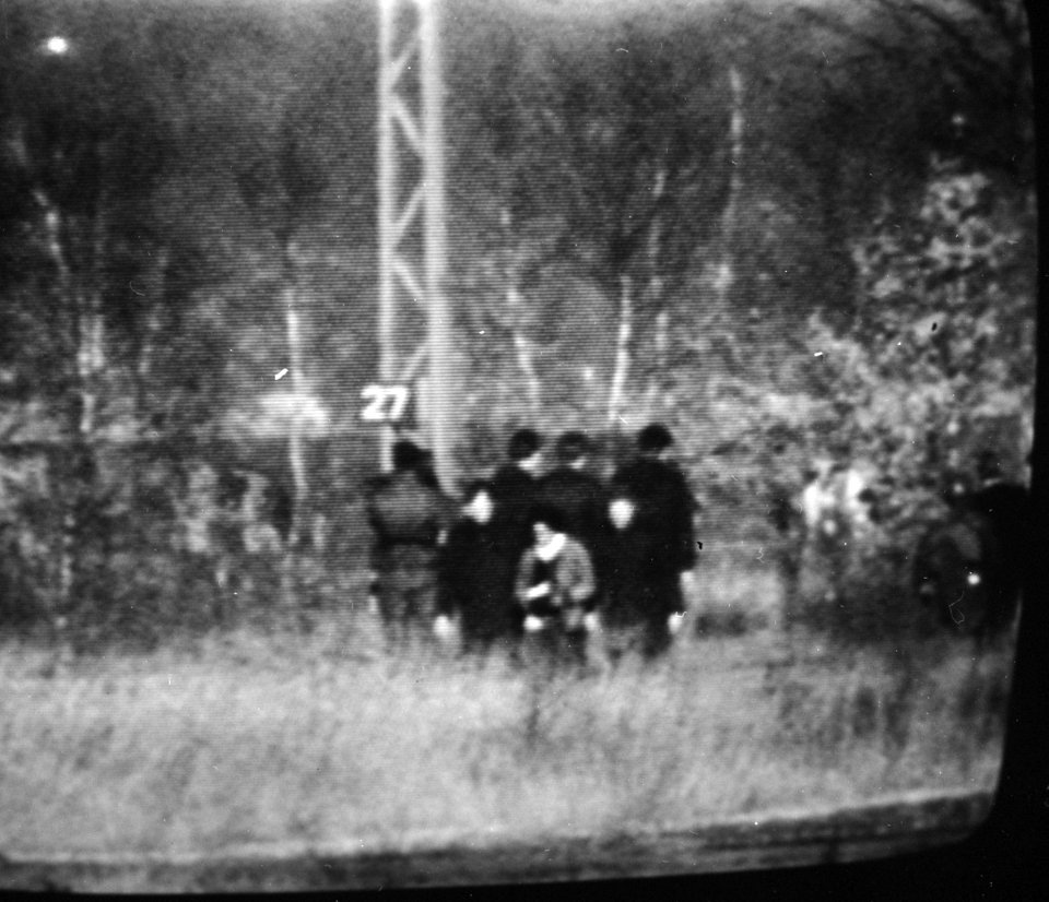 Einde gijzeling in trein bij Wijster Molukkers en bemiddelaars buiten de trein , Bestanddeelnr 928-3246