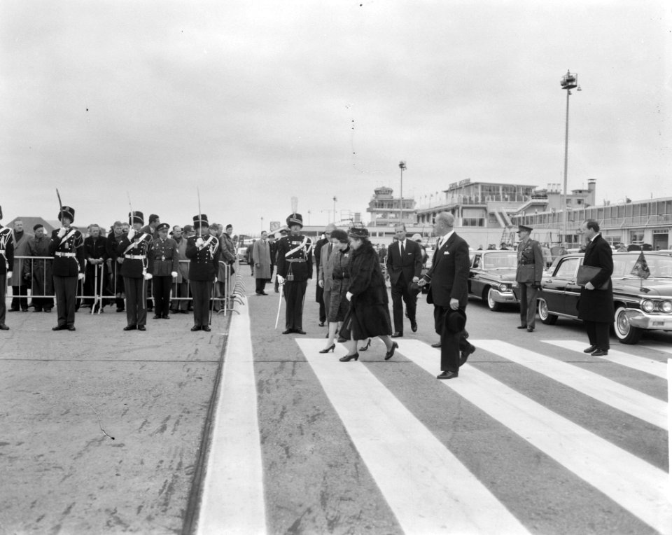 Einde van het feest vertrek Koninklijke gasten koningin Elisabeth van Engeland, Bestanddeelnr 913-8634