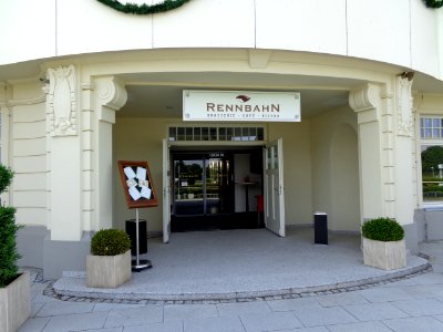 Eingang zur Brasserie Rennbahn in Leipzig