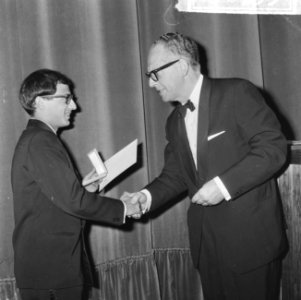 Einde filmweek in Arnhem, minister Vrolijk reikt Staatsprijs voor filmkunst 1965, Bestanddeelnr 917-8799
