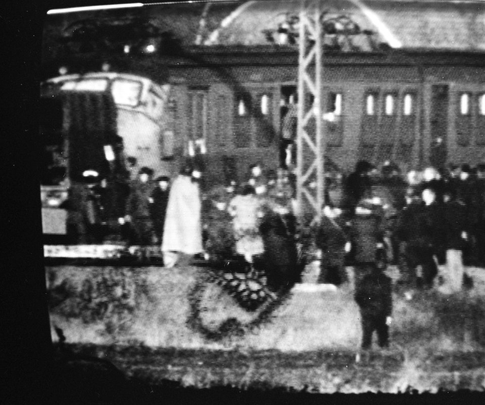 Einde gijzeling in trein bij Wijster gijzelaars komen uit de trein, omringd doo, Bestanddeelnr 928-3244