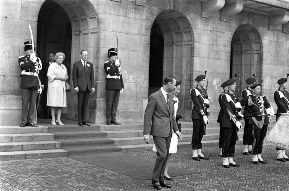 Einde Staatsbezoek. koningin Juliana en prins Bernhard zwaaien naar paar, Bestanddeelnr 920-7060