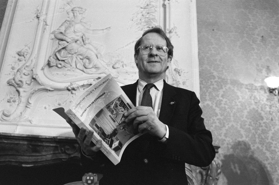 Eindrapport parlementiare enquetecommissie bouwsubsidies door Klaas de Vries aan, Bestanddeelnr 934-2054