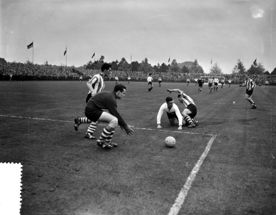 Eindhoven tegen NAC 2-2. Aanval van NAC-keeper, Bestanddeelnr 908-0914