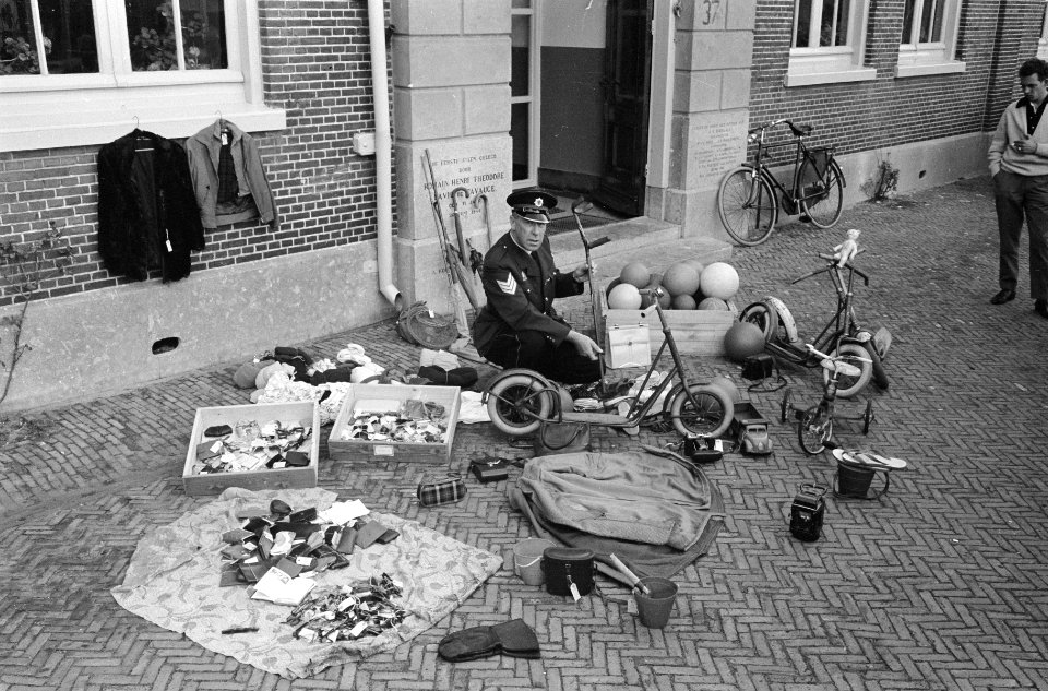 Einde zomerseizoen in Zandvoort. Agent sorteert de rommel, Bestanddeelnr 913-0100