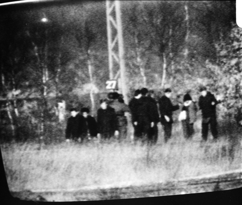 Einde gijzeling in trein bij Wijster Molukkers en bemiddelaars buiten de trein , Bestanddeelnr 928-3248