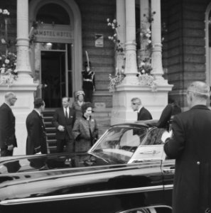 Einde van het feest vertrek Koninklijke gasten koningin Elisabeth en prins Phili, Bestanddeelnr 913-8639