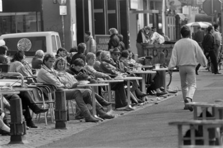 Eindelijk de lentezon volle terrasjes op Leidseplein, Bestanddeelnr 933-9396