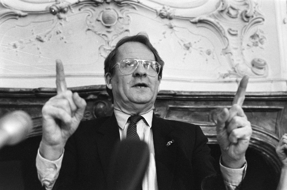 Eindrapport parlementiare enquetecommissie bouwsubsidies door Klaas de Vries aan, Bestanddeelnr 934-2055